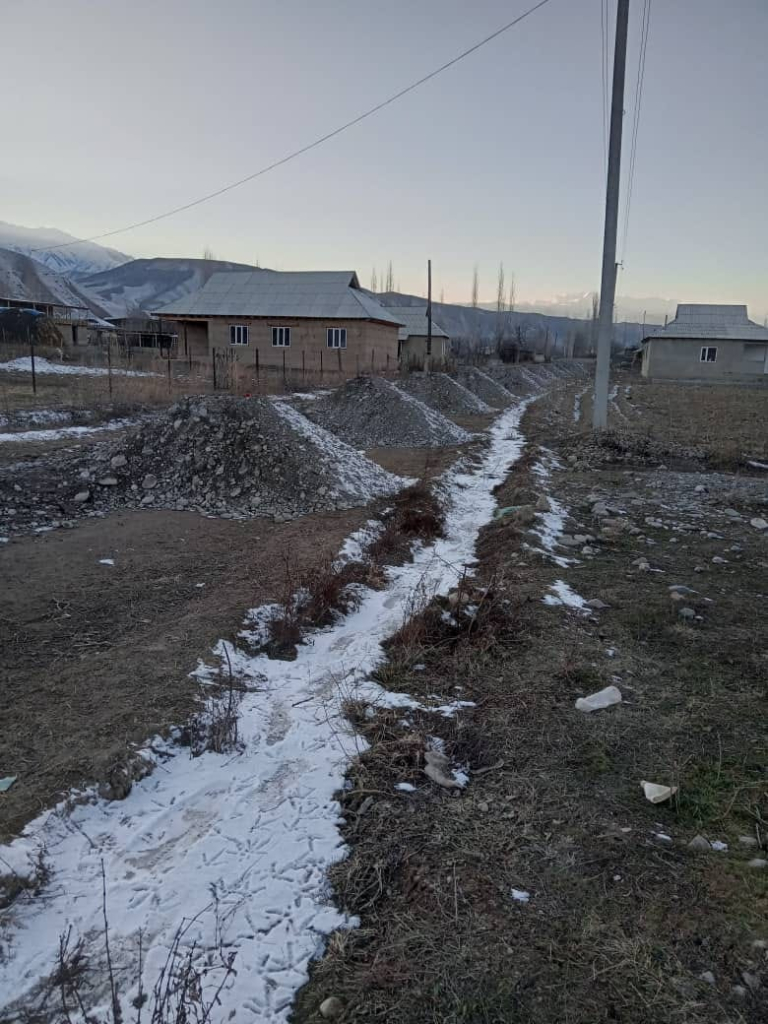 Чоң-Арык айылынын Төлөбай, Кубанычбек көчөлөрүнө шагыл төгүлүп, тегиздөө иштери жүрдү.  Жалпы 40рейс шагыл төгүлүп жол тегизделип оңдолду