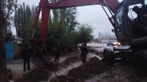 Коен көчөсүнө саркынды жана жамгырдын суулары агып кетүүчү жаңы арык атайын техниканын жардамы менен салынууда